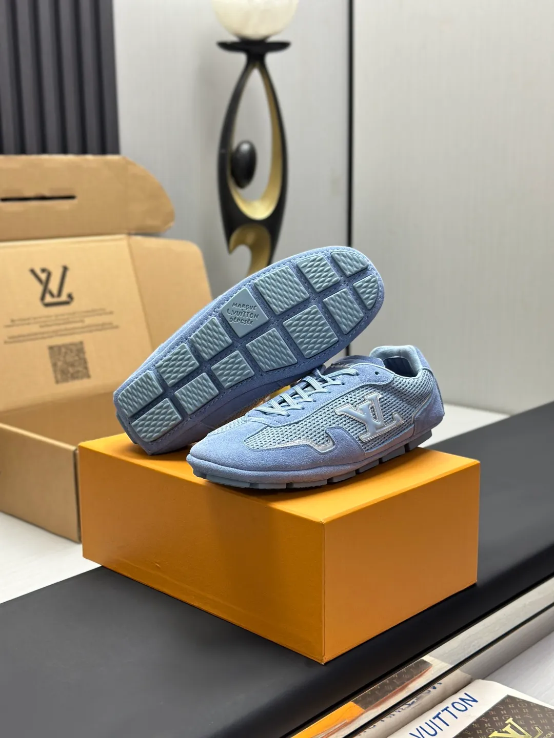 👟👟Ex-factory price 680👟👟 (Top version fully packaged) LV Louis Vuitton L Family Donkey Brand Latest Rally Series Mesh Casual Sports Shoes Doudou Shoes Original purchase, development and production This LV Rally sports shoe is made of suede cow leather and mesh fabric, and a rubber pad outsole is incorporated into the driving shoe configuration, making it a modern choice that is both comfortable and light. The LV letters on the side, the handwritten Louis Vuitton logo on the rear, and the Vuitton logo on the tongue and outsole jointly brand the brand mark. Exquisite packaging at the delivery counter🛍📦 ▪️Fabric: Original customized imported mesh + cowhide ▪️Inner lining: Original customized breathable mesh lining ▪️Outsole: Original molded anti-slip rubber material ▪️Sole thickness: 2CM ▪️Size: Men's 39-45